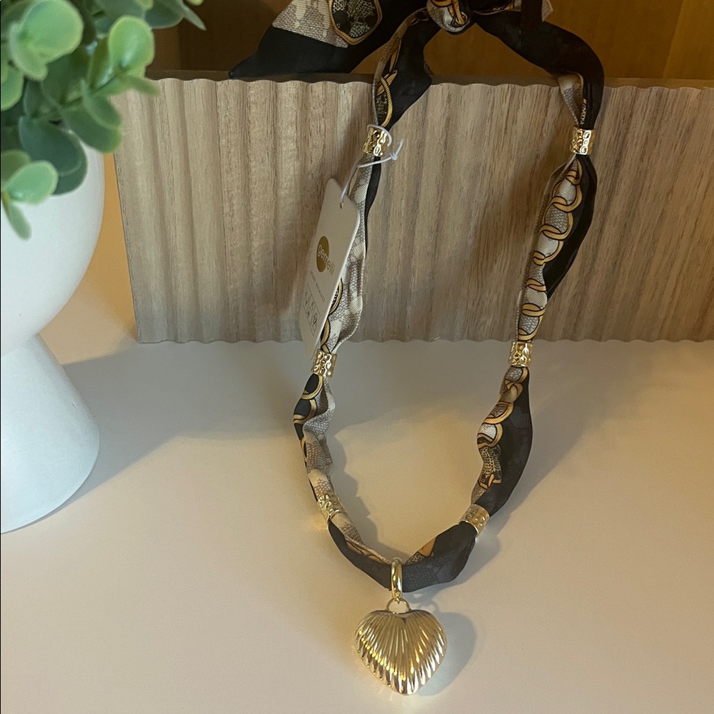 NWT❤️GORGEOUS GOLD HEART EQUESTRIAN SCARF NECKLACE Gemelli